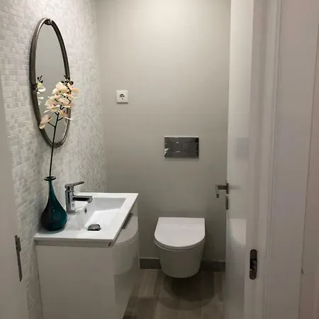 Secret & Skyline Modern Apartment